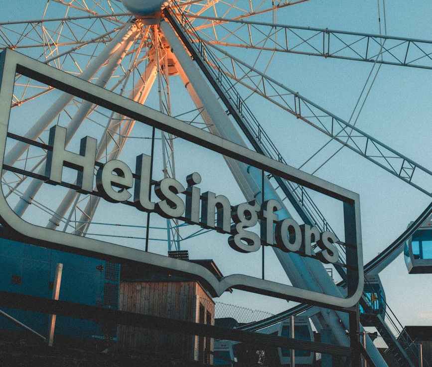 finnisch – finský  (Das Ungarische ist mit dem Finnischen nur entfernt verwandt. – Maďarština souvisí s finštinou jen&nbsp;vzdáleně.)